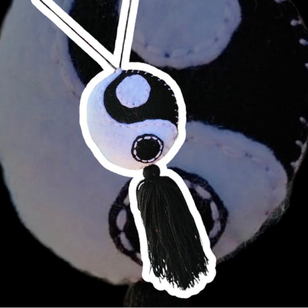 Ying Yang Pom Pom
